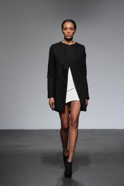 New york - 16 Şubat: model 16 Şubat 2012 NYC new york moda haftasında audi forumda mike vensel sonbahar kış 2012 tanıtım pist yürür.