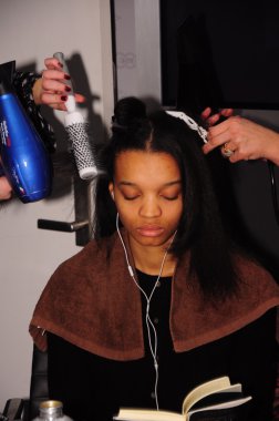 New york - 16 Şubat: manken kuliste stephen burrows sonbahar kış 2012 de sunum audi furum 16 Şubat 2012 tarihinde new york moda haftasında, new York'ta hazır hale getirilir