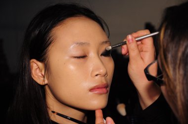 New york - 16 Şubat: manken kuliste stephen burrows sonbahar kış 2012 de sunum audi furum 16 Şubat 2012 tarihinde new york moda haftasında, new York'ta hazır hale getirilir