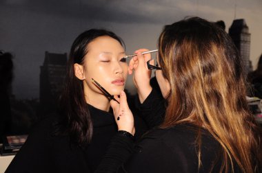 New york - 16 Şubat: manken kuliste stephen burrows sonbahar kış 2012 de sunum audi furum 16 Şubat 2012 tarihinde new york moda haftasında, new York'ta hazır hale getirilir