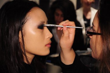 New york - 16 Şubat: manken kuliste stephen burrows sonbahar kış 2012 de sunum audi furum 16 Şubat 2012 tarihinde new york moda haftasında, new York'ta hazır hale getirilir