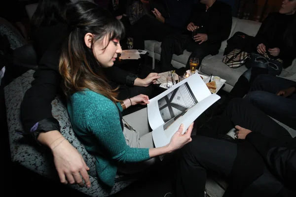 New york - február 13-án: környezetben, mielőtt a sergio davila esik 2012 téli kollekció prezentáció Lounge 48 során new york fashion week-február 13, 2012-ben New Yorkban — Stock Fotó