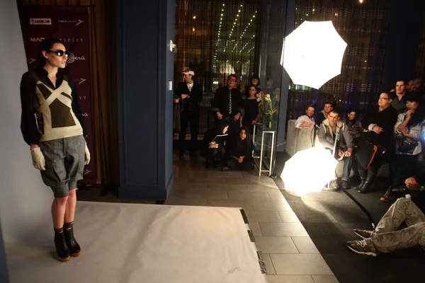 NUEVA YORK - 13 DE FEBRERO: Modelo posa para fotógrafos en la presentación de la colección Otoño Invierno 2012 de Sergio Davila en el Salón 48 durante la Semana de la Moda de Nueva York el 13 de febrero de 2012 en Nueva York — Foto de Stock