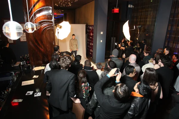 NUEVA YORK - 13 DE FEBRERO: Modelo posa para fotógrafos en la presentación de la colección Otoño Invierno 2012 de Sergio Davila en el Salón 48 durante la Semana de la Moda de Nueva York el 13 de febrero de 2012 en Nueva York —  Fotos de Stock