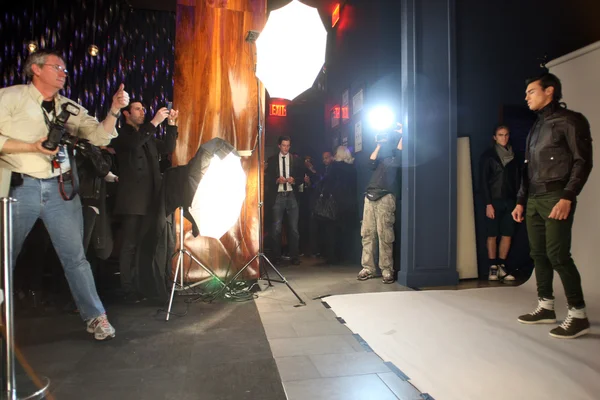 ニューヨーク - 2 月 13 日: モデルのポーズ セルジオ ダビラでカメラマンの秋の 2012 年冬のコレクションのプレゼンテーションで 2012 年 2 月 13 日ニューヨークでのニューヨーク ・ ファッション ・ ウィーク中ラウンジ 48 — ストック写真