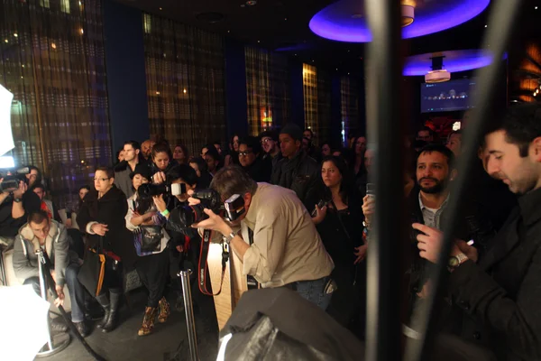 NUEVA YORK - 13 DE FEBRERO: Modelo posa para fotógrafos en la presentación de la colección Otoño Invierno 2012 de Sergio Davila en el Salón 48 durante la Semana de la Moda de Nueva York el 13 de febrero de 2012 en Nueva York —  Fotos de Stock