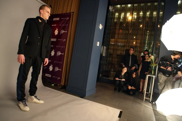 NUEVA YORK - 13 DE FEBRERO: Modelo posa para fotógrafos en la presentación de la colección Otoño Invierno 2012 de Sergio Davila en el Salón 48 durante la Semana de la Moda de Nueva York el 13 de febrero de 2012 en Nueva York —  Fotos de Stock