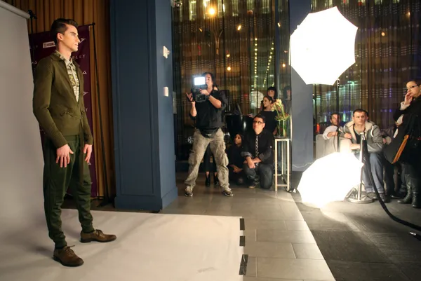 New york - 13 Şubat: model teşkil fotoğrafçılar, sergio davila ' 2012 kış koleksiyonu tanıtım düşmek için 13 Şubat 2012 NY new york moda haftasında 48 lounge