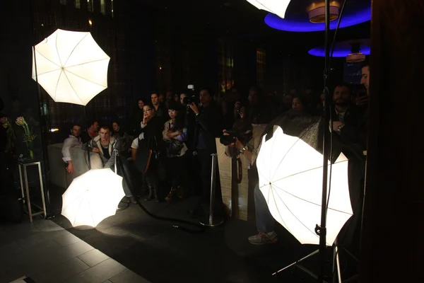 NEW YORK - 13 FEBBRAIO: pose da modella per fotografi alla presentazione della collezione Sergio Davila Autunno Inverno 2012 al Lounge 48 durante la New York Fashion Week il 13 febbraio 2012 a NY — Foto Stock