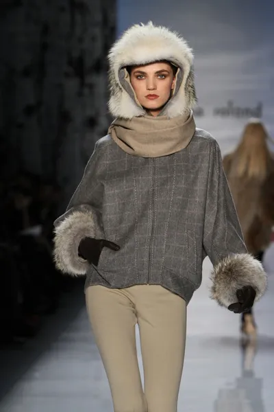 New york - 14. februar: model walks laufsteg auf der pamella roland herbst winter 2012 kollektionspräsentation im lincoln center während der new york fashion week am 14. februar 2012 in new york city — Stockfoto