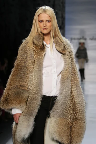 NEW YORK - FEBRUARY 14: Model walks runway at the Pamella Roland Fall Winter 2012 collection presentation at Lincoln center during New York Fashion Week on February 14, 2012 in New York City — Stock Photo, Image