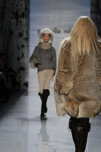 NEW YORK - FEBRUARY 14: Model walks runway at the Pamella Roland Fall Winter 2012 collection presentation at Lincoln center during New York Fashion Week on February 14, 2012 in New York City — Stock Photo, Image