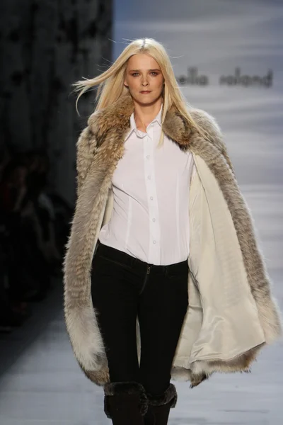 NEW YORK - FEBRUARY 14: Model walks runway at the Pamella Roland Fall Winter 2012 collection presentation at Lincoln center during New York Fashion Week on February 14, 2012 in New York City — Stock Photo, Image