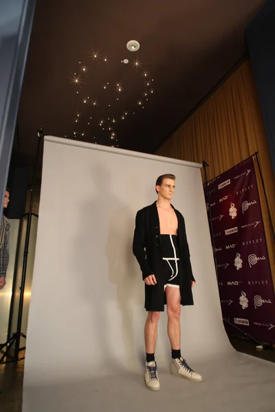 New York - únor 13: model představuje pro fotografy na sběr prezentaci Sergio Davila podzim zima 2012 v hale 48 během New York Fashion Week na 13.února 2012 v New Yorku — Stock fotografie