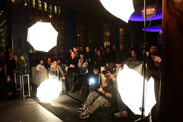 NUEVA YORK - 13 DE FEBRERO: Modelo posa para fotógrafos en la presentación de la colección Otoño Invierno 2012 de Sergio Davila en el Salón 48 durante la Semana de la Moda de Nueva York el 13 de febrero de 2012 en Nueva York — Foto de Stock