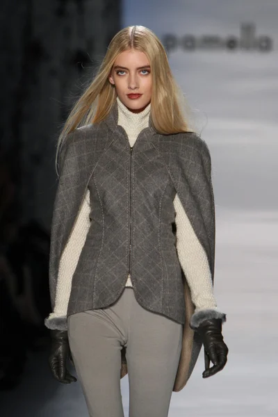 ニューヨーク - 2 月 14 日: モデルは、パメラローランド ローランド秋冬 2012年コレクションのプレゼンテーションをリンカーン センターのニューヨーク市で 2012 年 2 月 14 日のニューヨーク ・ ファッション ・ ウィーク中の滑走路を歩く — ストック写真