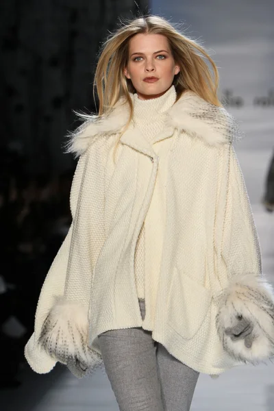 NEW YORK - 14 FÉVRIER : Un mannequin marche sur la piste de la collection automne hiver 2012 de Pamella Roland au centre Lincoln lors de la Fashion Week de New York le 14 février 2012 à New York — Photo