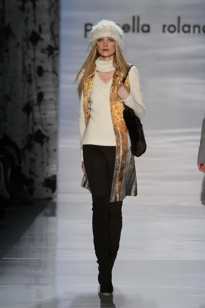 뉴욕-2 월 14 일: 모델 pamella 롤랜드가을 겨울 2012 컬렉션 프레 젠 테이 션에 센터 뉴욕시에서 2012 년 2 월 14 일에 뉴욕 패션 위 크 기간 동안 활주로 걸어 — 스톡 사진