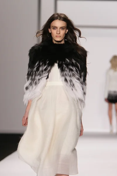 NEW YORK - FEBRUARY 15: A Model walks runway for J. Mendel Fall Winter 2012 presentation in Lincoln Center during New York Fashion Week on February 15, 2012 in NYC — Stock Photo, Image