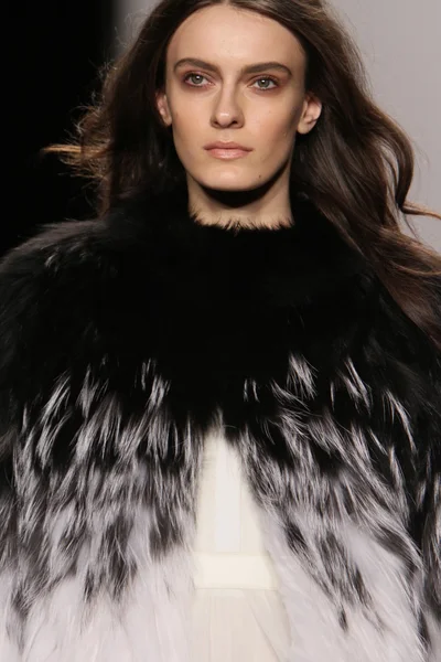 NEW YORK - FEBRUARY 15: A Model walks runway for J. Mendel Fall Winter 2012 presentation in Lincoln Center during New York Fashion Week on February 15, 2012 in NYC — Stock Photo, Image