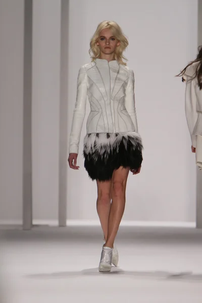 NUEVA YORK - 15 DE FEBRERO: Un modelo camina por la pasarela para la presentación de J. Mendel Otoño Invierno 2012 en el Lincoln Center durante la Semana de la Moda de Nueva York el 15 de febrero de 2012 en Nueva York — Foto de Stock