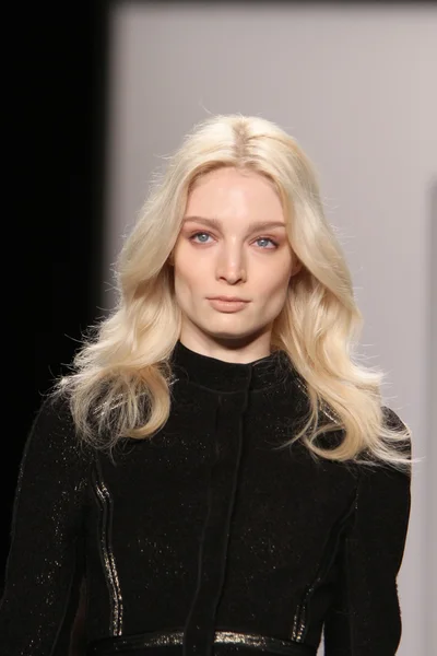 NEW YORK - FEBRUARY 15: A Model walks runway for J. Mendel Fall Winter 2012 presentation in Lincoln Center during New York Fashion Week on February 15, 2012 in NYC — Stock Photo, Image