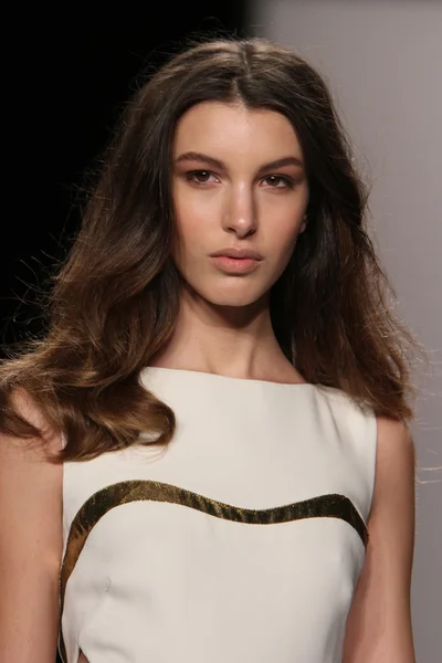 NUEVA YORK - 15 DE FEBRERO: Un modelo camina por la pasarela para la presentación de J. Mendel Otoño Invierno 2012 en el Lincoln Center durante la Semana de la Moda de Nueva York el 15 de febrero de 2012 en Nueva York — Foto de Stock