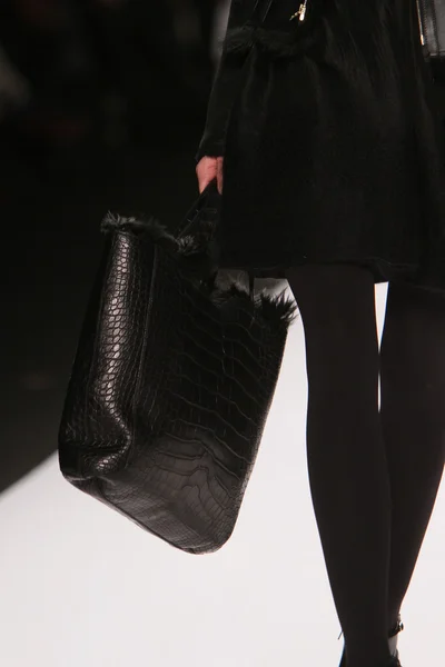 NUEVA YORK - 15 DE FEBRERO: Un modelo camina por la pasarela para la presentación de J. Mendel Otoño Invierno 2012 en el Lincoln Center durante la Semana de la Moda de Nueva York el 15 de febrero de 2012 en Nueva York — Foto de Stock