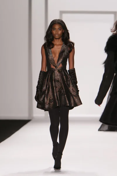 NEW YORK - FEBRUARY 15: A Model walks runway for J. Mendel Fall Winter 2012 presentation in Lincoln Center during New York Fashion Week on February 15, 2012 in NYC — Stock Photo, Image