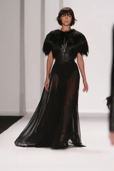 НЬЮ-ЙОРК - 15 февраля 2012 года в Линкольн-центре во время Нью-Йоркской недели моды 15 февраля 2012 года в Нью-Йорке состоялась презентация модели на подиуме J. Mendel Fall Winter 2012. — стоковое фото