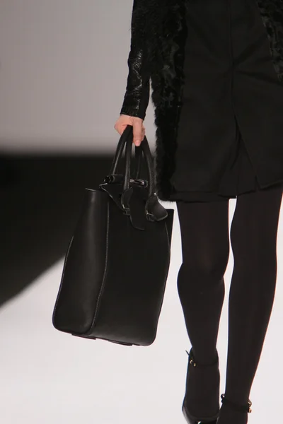 NUEVA YORK - 15 DE FEBRERO: Un modelo camina por la pasarela para la presentación de J. Mendel Otoño Invierno 2012 en el Lincoln Center durante la Semana de la Moda de Nueva York el 15 de febrero de 2012 en Nueva York — Foto de Stock