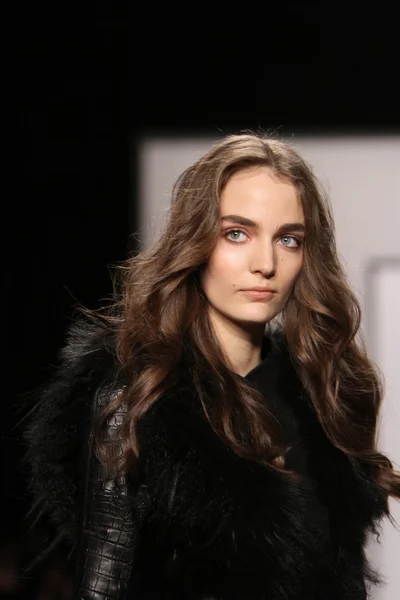 NEW YORK - FEBRUARY 15: A Model walks runway for J. Mendel Fall Winter 2012 presentation in Lincoln Center during New York Fashion Week on February 15, 2012 in NYC — Stock Photo, Image