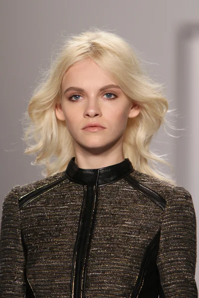 NUEVA YORK - 15 DE FEBRERO: Un modelo camina por la pasarela para la presentación de J. Mendel Otoño Invierno 2012 en el Lincoln Center durante la Semana de la Moda de Nueva York el 15 de febrero de 2012 en Nueva York —  Fotos de Stock