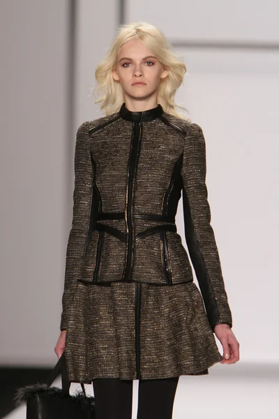 NEW YORK - FEBRUARY 15: A Model walks runway for J. Mendel Fall Winter 2012 presentation in Lincoln Center during New York Fashion Week on February 15, 2012 in NYC — Stock Photo, Image