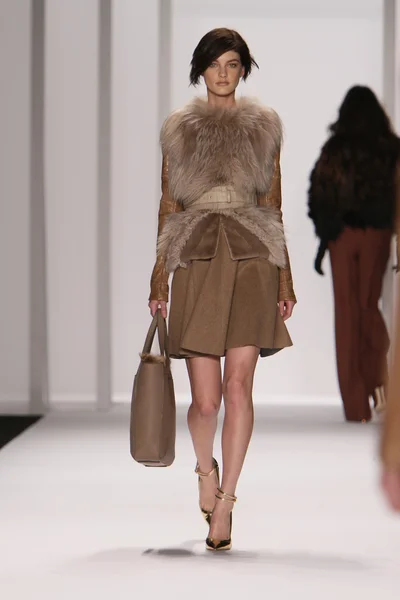 NUEVA YORK - 15 DE FEBRERO: Un modelo camina por la pasarela para la presentación de J. Mendel Otoño Invierno 2012 en el Lincoln Center durante la Semana de la Moda de Nueva York el 15 de febrero de 2012 en Nueva York — Foto de Stock