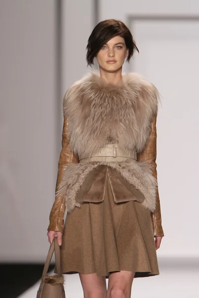 NUEVA YORK - 15 DE FEBRERO: Un modelo camina por la pasarela para la presentación de J. Mendel Otoño Invierno 2012 en el Lincoln Center durante la Semana de la Moda de Nueva York el 15 de febrero de 2012 en Nueva York —  Fotos de Stock