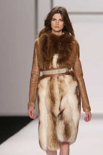 NEW YORK - FEBRUARY 15: A Model walks runway for J. Mendel Fall Winter 2012 presentation in Lincoln Center during New York Fashion Week on February 15, 2012 in NYC — Stock Photo, Image