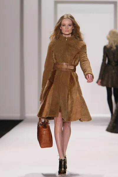 NUEVA YORK - 15 DE FEBRERO: Un modelo camina por la pasarela para la presentación de J. Mendel Otoño Invierno 2012 en el Lincoln Center durante la Semana de la Moda de Nueva York el 15 de febrero de 2012 en Nueva York —  Fotos de Stock