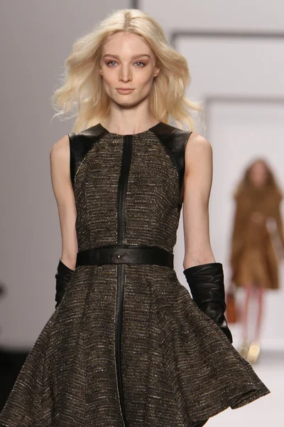 NUEVA YORK - 15 DE FEBRERO: Un modelo camina por la pasarela para la presentación de J. Mendel Otoño Invierno 2012 en el Lincoln Center durante la Semana de la Moda de Nueva York el 15 de febrero de 2012 en Nueva York —  Fotos de Stock