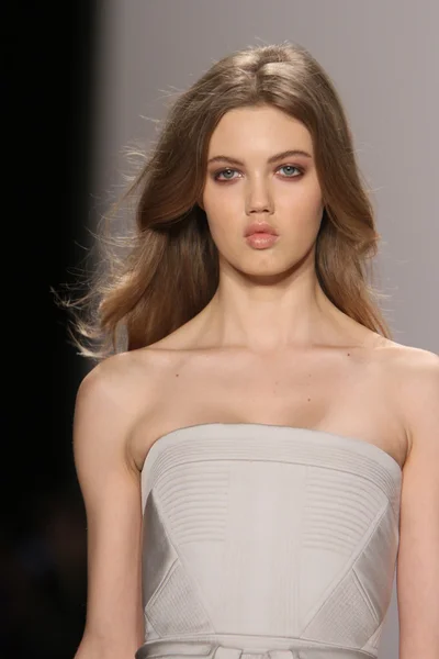 NUEVA YORK - 15 DE FEBRERO: Un modelo camina por la pasarela para la presentación de J. Mendel Otoño Invierno 2012 en el Lincoln Center durante la Semana de la Moda de Nueva York el 15 de febrero de 2012 en Nueva York —  Fotos de Stock