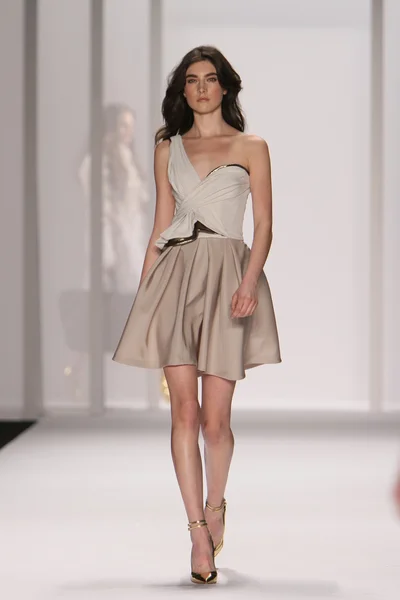 NEW YORK - FEBRUARY 15: A Model walks runway for J. Mendel Fall Winter 2012 presentation in Lincoln Center during New York Fashion Week on February 15, 2012 in NYC — Stock Photo, Image