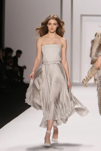 NUEVA YORK - 15 DE FEBRERO: Un modelo camina por la pasarela para la presentación de J. Mendel Otoño Invierno 2012 en el Lincoln Center durante la Semana de la Moda de Nueva York el 15 de febrero de 2012 en Nueva York — Foto de Stock