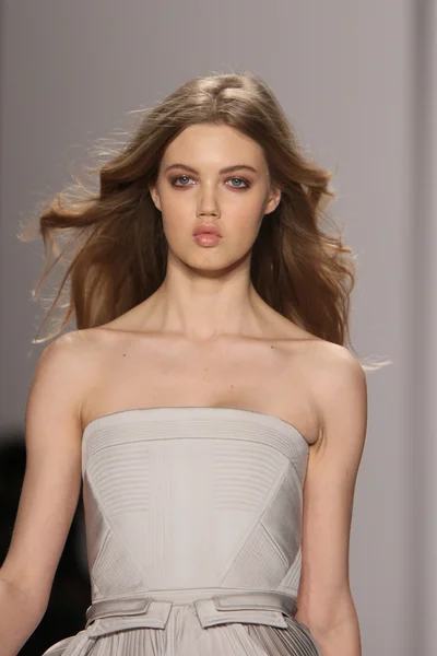 NUEVA YORK - 15 DE FEBRERO: Un modelo camina por la pasarela para la presentación de J. Mendel Otoño Invierno 2012 en el Lincoln Center durante la Semana de la Moda de Nueva York el 15 de febrero de 2012 en Nueva York —  Fotos de Stock