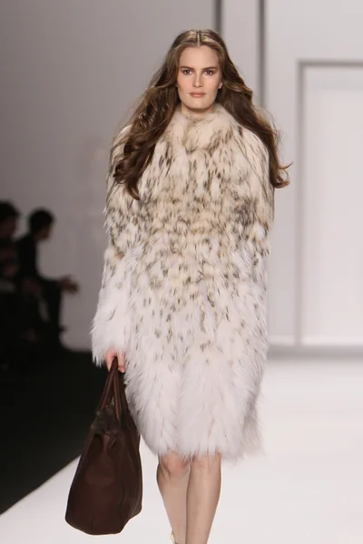 NOVA IORQUE - FEVEREIRO 15: Um modelo caminha pista para J. Mendel Outono Inverno 2012 apresentação no Lincoln Center durante New York Fashion Week em fevereiro 15, 2012 em NYC — Fotografia de Stock