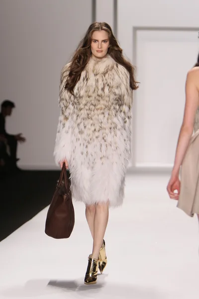 НЬЮ-ЙОРК - 15 февраля 2012 года в Линкольн-центре во время Нью-Йоркской недели моды 15 февраля 2012 года в Нью-Йорке состоялась презентация модели на подиуме J. Mendel Fall Winter 2012. — стоковое фото