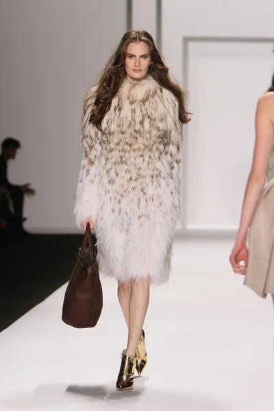 NEW YORK - FEBRUARY 15: A Model walks runway for J. Mendel Fall Winter 2012 presentation in Lincoln Center during New York Fashion Week on February 15, 2012 in NYC — Stock Photo, Image