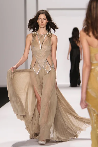 NUEVA YORK - 15 DE FEBRERO: Un modelo camina por la pasarela para la presentación de J. Mendel Otoño Invierno 2012 en el Lincoln Center durante la Semana de la Moda de Nueva York el 15 de febrero de 2012 en Nueva York —  Fotos de Stock