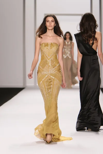 NUEVA YORK - 15 DE FEBRERO: Un modelo camina por la pasarela para la presentación de J. Mendel Otoño Invierno 2012 en el Lincoln Center durante la Semana de la Moda de Nueva York el 15 de febrero de 2012 en Nueva York —  Fotos de Stock