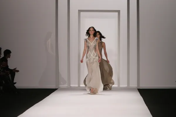 NUEVA YORK - 15 DE FEBRERO: Un modelo camina por la pasarela para la presentación de J. Mendel Otoño Invierno 2012 en el Lincoln Center durante la Semana de la Moda de Nueva York el 15 de febrero de 2012 en Nueva York — Foto de Stock