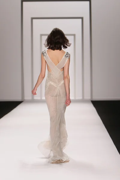 NEW YORK - FEBRUARY 15: A Model walks runway for J. Mendel Fall Winter 2012 presentation in Lincoln Center during New York Fashion Week on February 15, 2012 in NYC — Stock Photo, Image